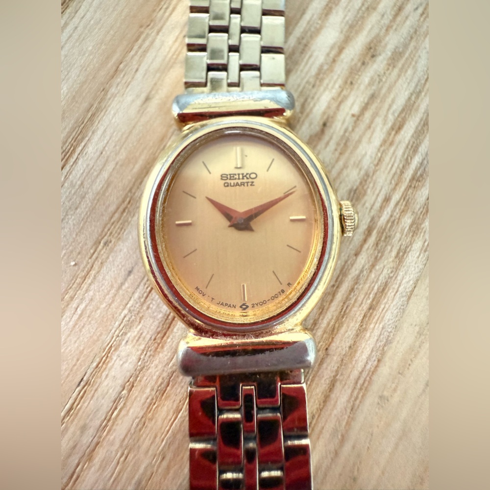 Vintage Seiko ladies oval gold tone dress watch NEW BATTERY